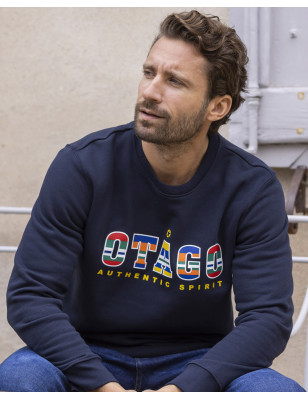 le modèle porte un Sweat Jamako col rond Otago rugby bleu marine pour homme