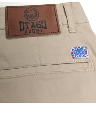 Ecusson en cuir embossé cousu au dos du pantalon Marco Otago beige pour homme