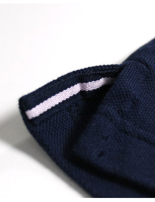 Patte avec liseré aux ouvertures latérales du polo 24PO2 bleu marine pour homme