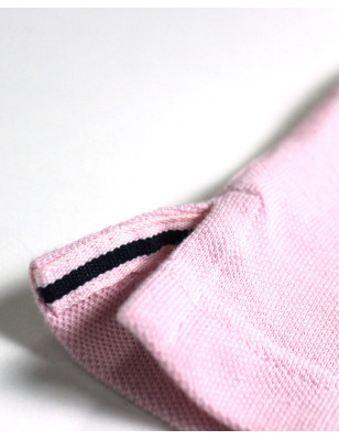 Patte avec liseré aux ouvertures latérales du polo 24PO3 rose pour homme