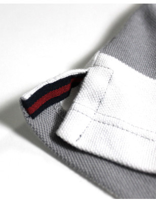 Patte avec liseré aux ouvertures latérales du polo 24PO4 rayé Otago Blanc/gris pour homme