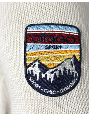 Ecusson brodé cousu sur la manche gauche du pull Cardrona torsade pour homme