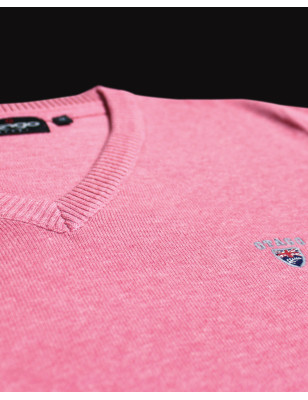 détail du col V du Pull pour homme CARBUN Otago rose