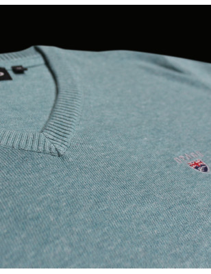 détail du col V du Pull pour homme CARBUN Otago vert clair