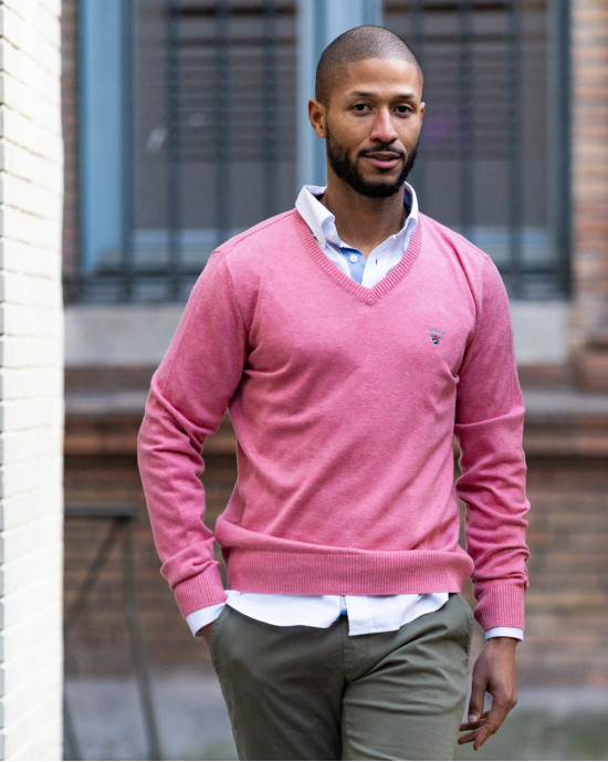Pull col V homme CARBUN Otago rose porté