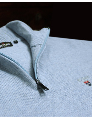 détail du col zippé du pull bleu ciel et de broderie côté cœur