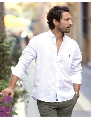 modèle qui porte une Chemise manches longues homme Thomas Otago blanche