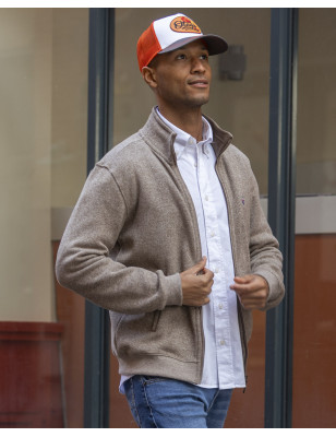 le mannequin porte un Sweat zippé  25sw7 beige pour homme