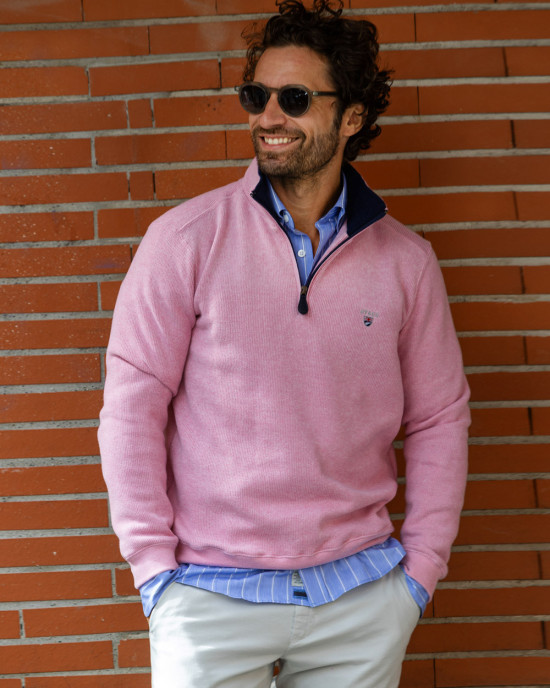 le mannequin pote un Sweat homme col zip 24SW7 Otago rugby rose