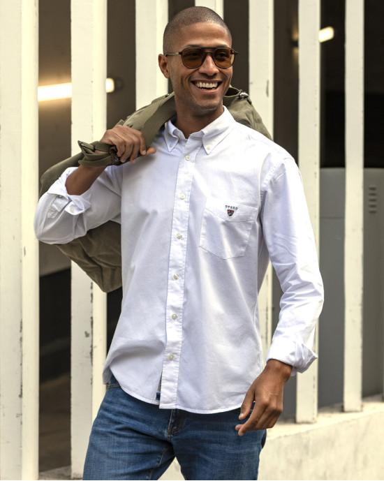 le modèle porte une Chemise manches longues homme Thomas Otago blanche