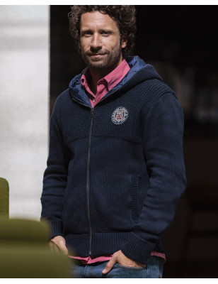 le modèle porte Gilet zippé à capuche STEEVE bleu marine
