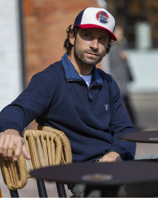 le modèle porte un Sweat col zip 24SW7 Otago rugby bleu marine pour homme