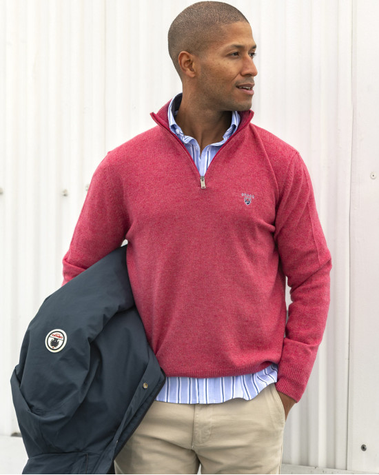 le modèle porte un Pull col zippé Buenos Aires Otago rose marsala pour homme