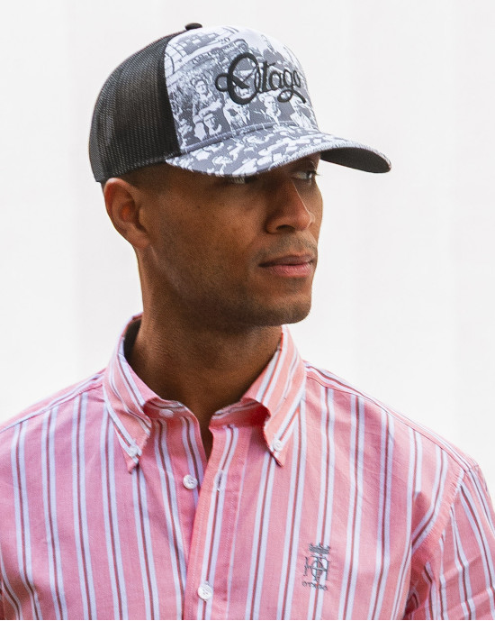 le modèle porte une Casquette Team Otago gris noir