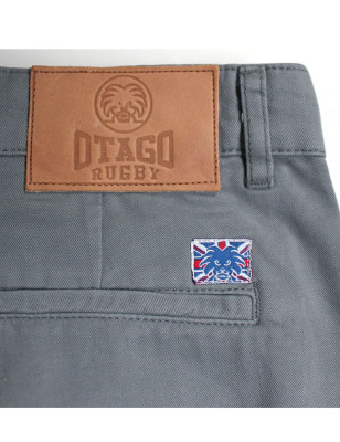Ecusson cuir embossé cousu au dos du pantalon Chino Otago gris foncé pour homme